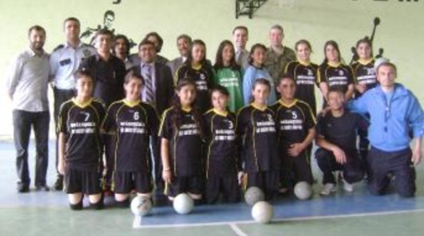 Doğanşehir Emniyetinden Bayanlar Hentbol Takımına Destek