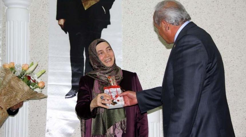 Mehmet G&ouml;rmez'in Eşi &lsquo;Kur'an&rsquo;da Anne Kadınlar&rsquo;ı Anlattı