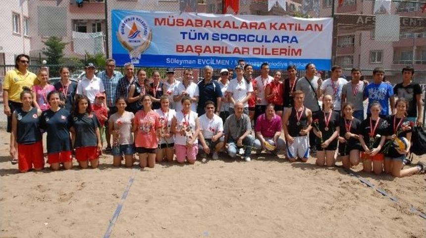 19 Mayıs Turnuvası Şampiyonlarına &Ouml;d&uuml;l