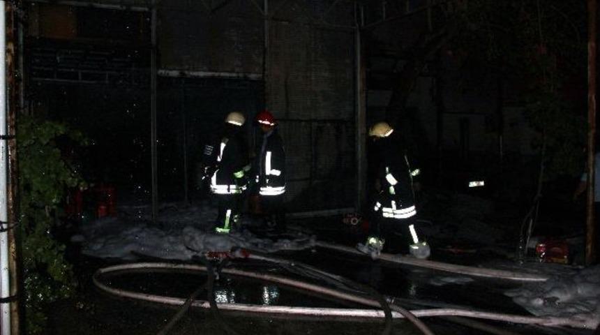 Lastik Kaplama At&ouml;lyesinde Yangın: 1 Yaralı