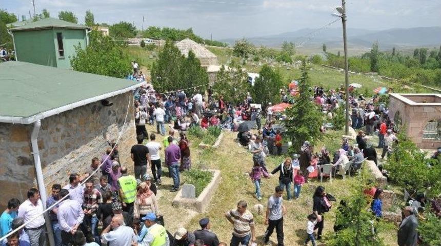 Başkan Akdoğan G&uuml;l Baba&rsquo;yı Anma Programında