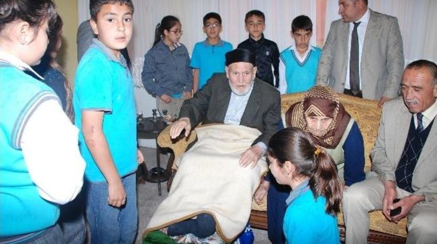 Yerk&ouml;y&rsquo;de &Ouml;ğrenciler, Anayasa Mahkemesi Başkanı Haşim Kılı&ccedil;&rsquo;ın Ailesini Ziyaret Etti