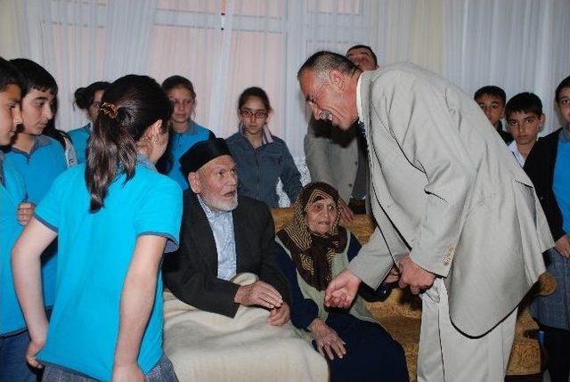 Yerk&ouml;y&rsquo;de &Ouml;ğrenciler, Anayasa Mahkemesi Başkanı Haşim Kılı&ccedil;&rsquo;ın Ailesini Ziyaret Etti 2