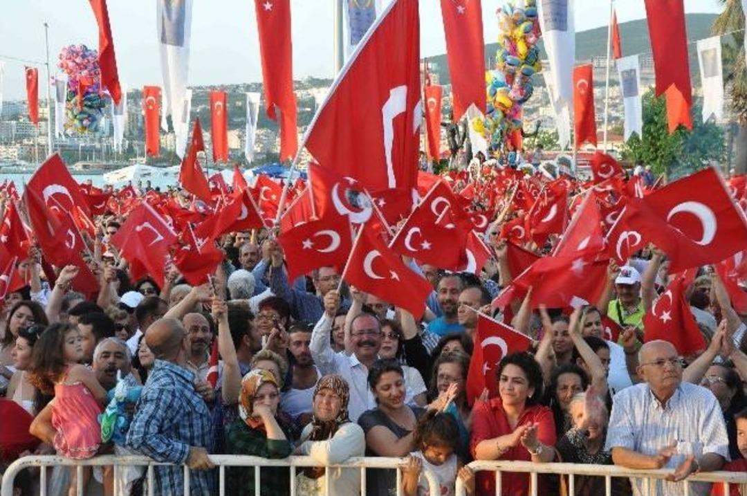 Kuşadası&rsquo;nda Gen&ccedil;lik Ş&ouml;leni&rsquo;nde İzdiham