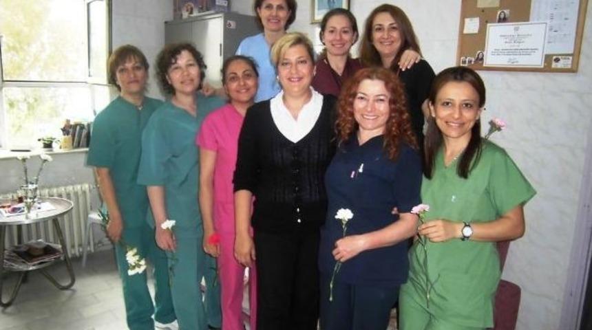 Ayvalıklı Ak Gen&ccedil;ler Anneler Ve Hemşireleri Unutmadı