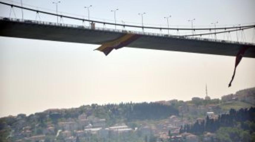 Boğazi&ccedil;i K&ouml;pr&uuml;s&uuml;&rsquo;nde Galatasaray Bayrağı