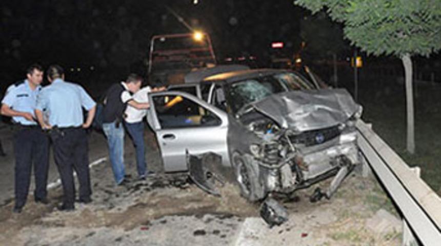 Alkoll&uuml; s&uuml;r&uuml;c&uuml; polis aracına &ccedil;arptı