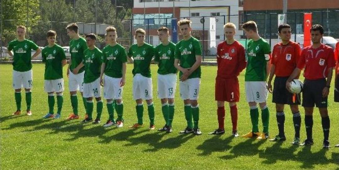 İzmir&rsquo;deki &ldquo;mini D&uuml;nya Kupası&rdquo; Başladı