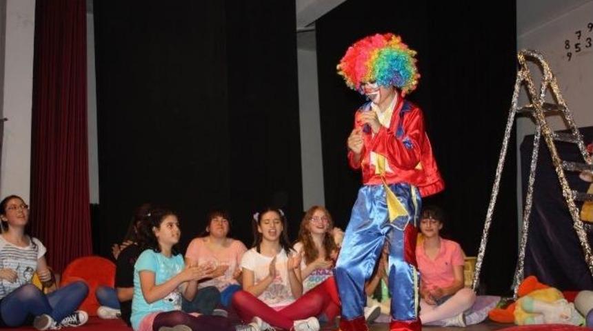 Gen&ccedil; Tiyatrocular Performansları İle B&uuml;y&uuml;k Alkış Aldı