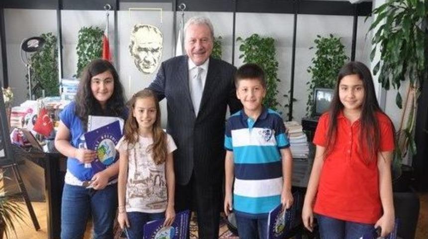 4. Sınıf &Ouml;ğrencileri Başkan Okay İle R&ouml;portaj Yaptı