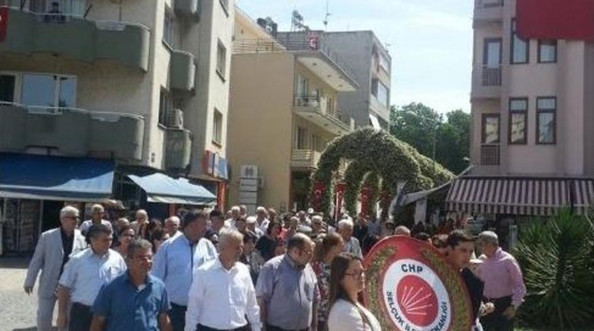 Chp Sel&ccedil;uk İl&ccedil;e &Ouml;rg&uuml;t&uuml;, Atat&uuml;rk Anıtına &Ccedil;elenk Bıraktı