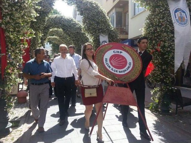 Chp Sel&ccedil;uk İl&ccedil;e &Ouml;rg&uuml;t&uuml;, Atat&uuml;rk Anıtına &Ccedil;elenk Bıraktı 1