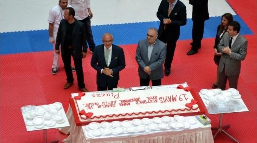 Piazza&rsquo;da '19 Mayıs' Coşkusu