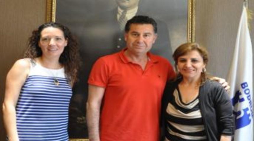 Kumbah&ccedil;e Mahallesinin Bayan Muhtarı Başkan Kocadon&rsquo;u Ziyaret Edip Mahllenin Sorunlarını Anlattı