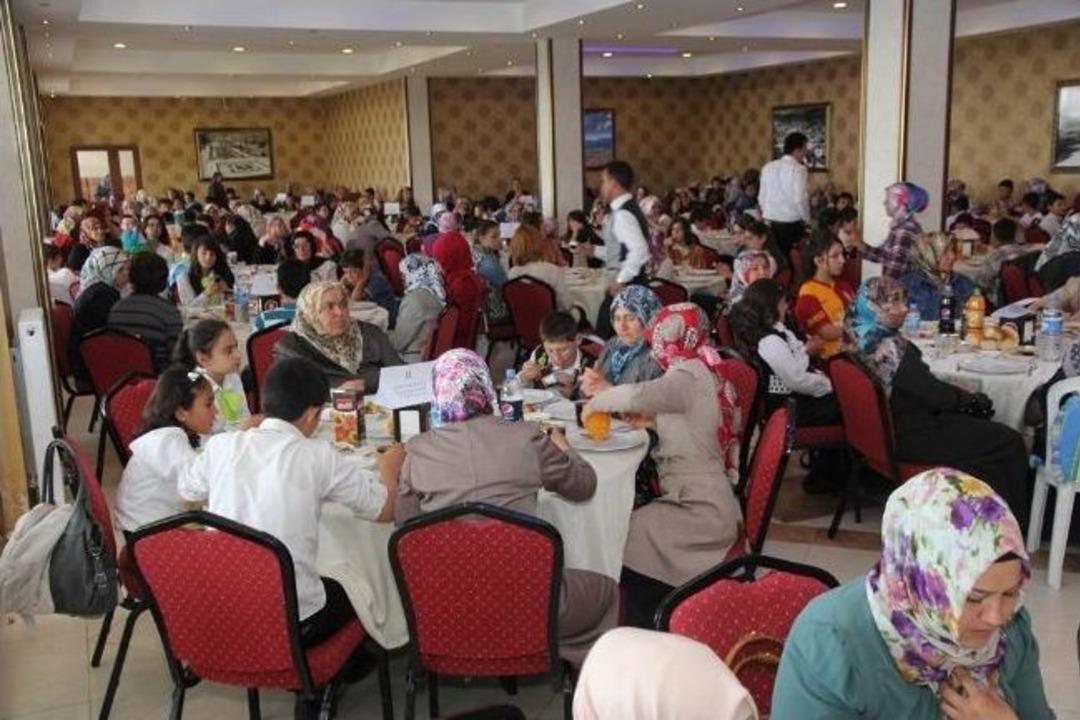 Yetimler Babalarının Adına Ağa&ccedil; Dikti