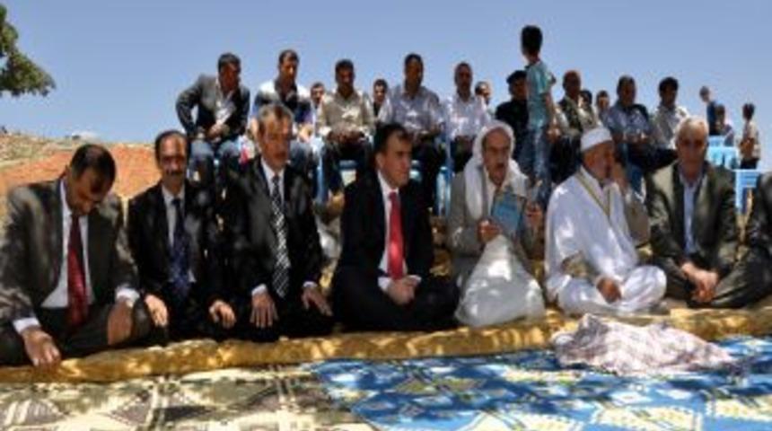 Şeyh Rifai T&uuml;rbesi'ne Ziyaret&ccedil;i Akını