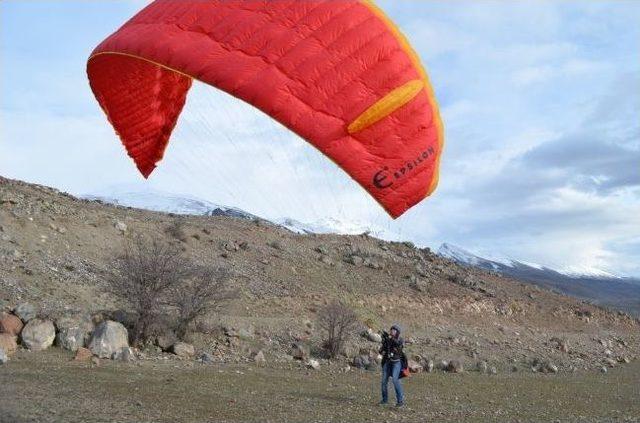 Yamaç Paraşütü İl Birinciliği Müsabakaları Yapıldı