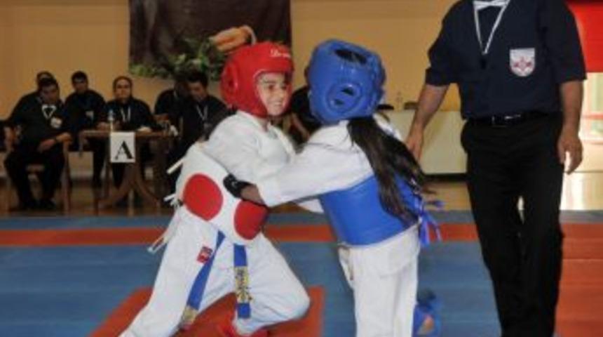 Polisin D&uuml;zenlediği Turnuvada, Minik Kareteciler Şov Yaptı