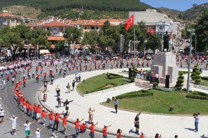 Bin 500 Üniversiteli Zeybek Oynadı G3