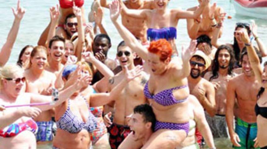 Bodrum sahillerinde &ccedil;ılgın eğlenceler