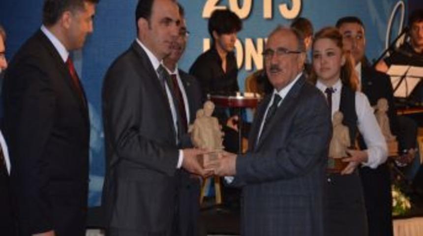 'Necip Fazıl Kısak&uuml;rek'in Takdir Ve Tebrik Ettiği Gen&ccedil; 'Başbakan Erdoğan'dı'