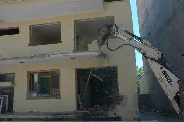 Depreme Dayanıksız Bina Yıkılıyor 2