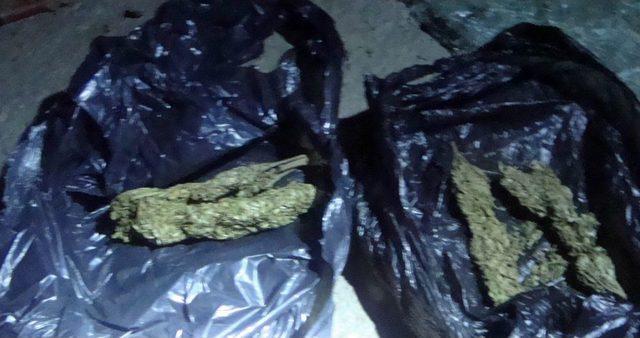 Kaza Yapan Arabadan Esrar &Ccedil;ıktı 1