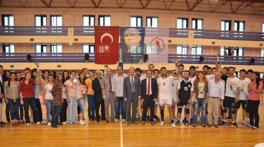 Fak&uuml;lteler Arası Voleybol Turnuvası Sona Erdi