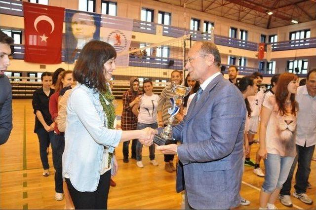 Fak&uuml;lteler Arası Voleybol Turnuvası Sona Erdi 1