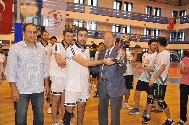 Fak&uuml;lteler Arası Voleybol Turnuvası Sona Erdi 2