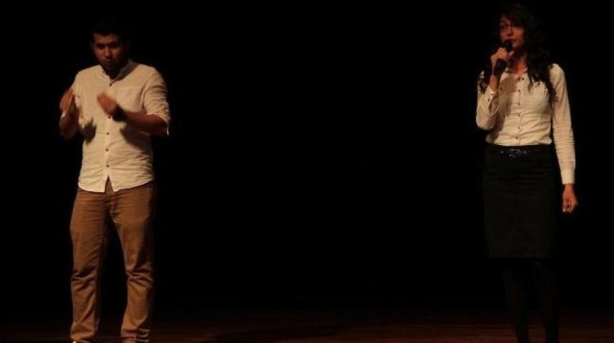 Pa&uuml;&rsquo;de İşaret Diliyle Şiir Dinletisi