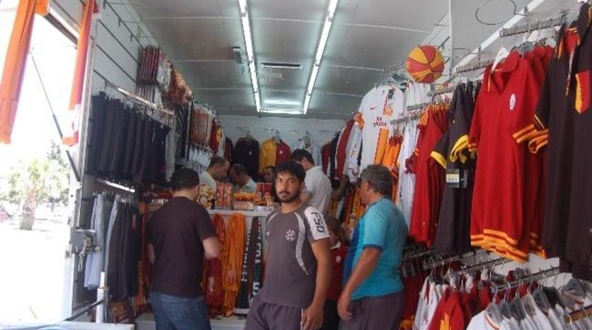 Galatasaray Şampiyonluk Tiş&ouml;rtleri Yok Satıyor