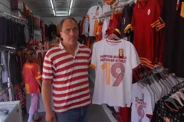 Galatasaray Şampiyonluk Tişörtleri Yok Satıyor