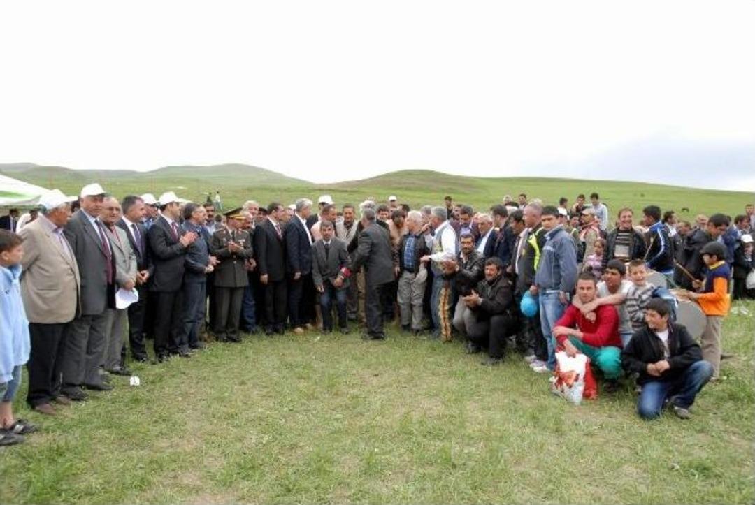 Sarıkamış&rsquo;ta &ldquo;geleneksel Karaurgan Karakucak G&uuml;reşleri&rdquo; Yapıldı