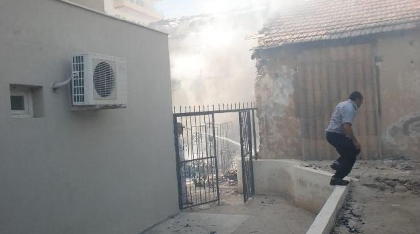 Didim’de Apartmanların Arasında Çıkan Yangın Korkuttu