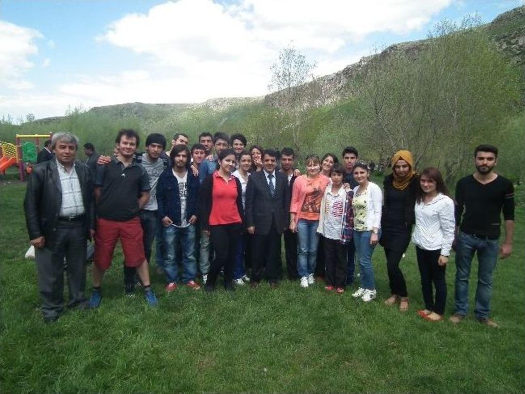 Kars Belediye Başkanı Nevzat Bozkuş Kent Ormanı&rsquo;nda Gen&ccedil;lerle Bir Araya Geldi