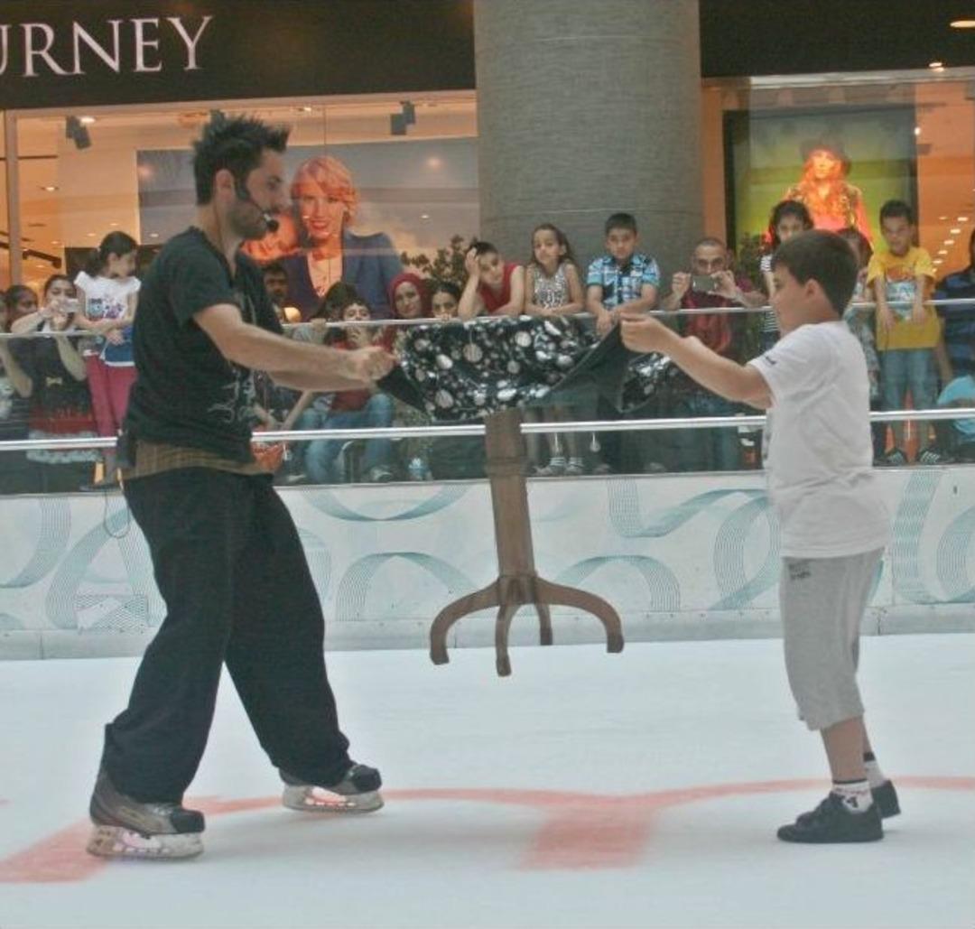 Buz Pistinde İll&uuml;zyon G&ouml;sterisi Nefes Kesti