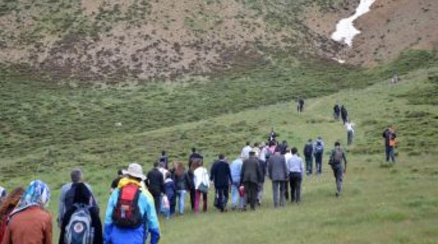 Elazığlı Vatandaşlar Dağ-doğa Y&uuml;r&uuml;y&uuml;ş&uuml;n&uuml;n Keyfini &Ccedil;ıkardı
