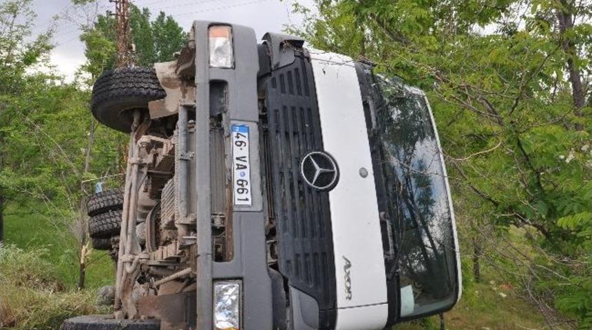 Kontrolden &Ccedil;ıkan Beton Mikseri Şarampole U&ccedil;tu