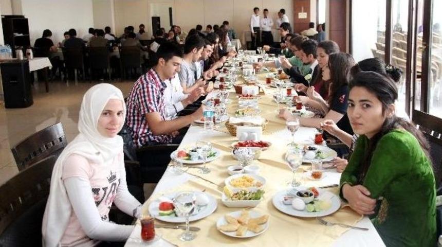 Rekt&ouml;r Prof. Dr. Coşkun, Yabancı Uyruklu &Ouml;ğrencilerle Kahvaltıda Buluştu