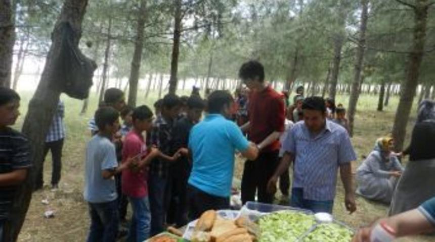 Yeşil Derik Okuma Salonu'ndan &Ouml;ğrencilere Piknik Keyfi