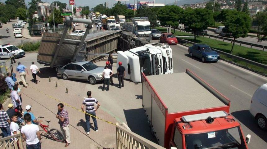 Seyir Halindeki TIR&rsquo;ın Damperi A&ccedil;ıldı, 5 Kişi &Ouml;l&uuml;mden D&ouml;nd&uuml;