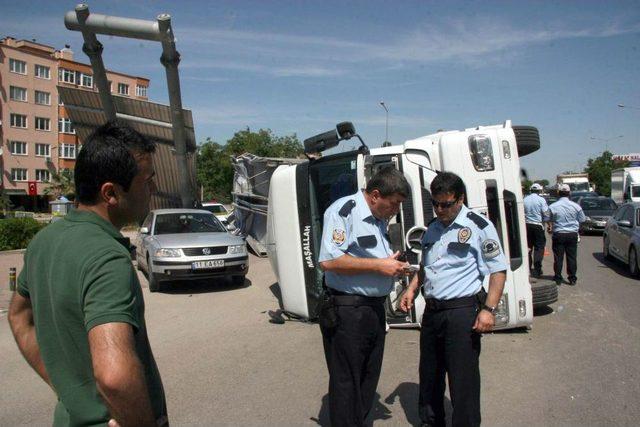 Seyir Halindeki TIR’ın Damperi Açıldı, 5 Kişi Ölümden Döndü