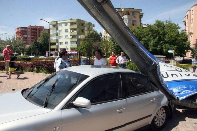 Seyir Halindeki TIR’ın Damperi Açıldı, 5 Kişi Ölümden Döndü