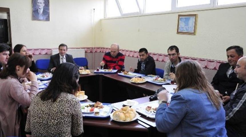 Demirci Cb&uuml; Engelli &Ouml;ğrencilerle Kahvaltıda Buluştu