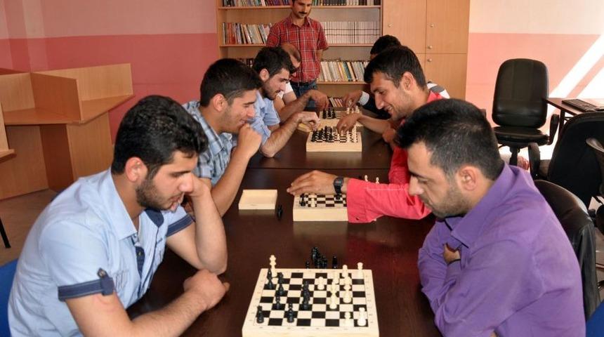 MYO &Ouml;ğrencileri Satran&ccedil; Turnuvasında Ter D&ouml;kt&uuml;