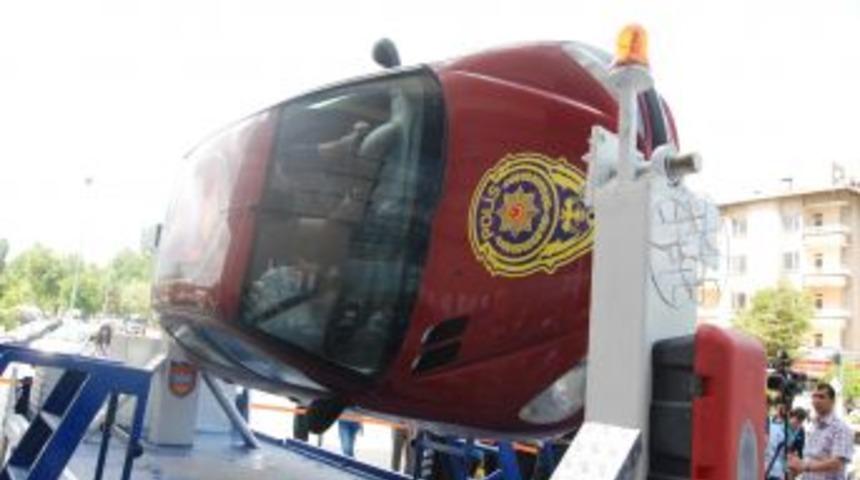 Emniyet Kemerinin &Ouml;nemini Sim&uuml;lasyon Aracında Anladı: Emniyet Kemeri Neymiş Ya