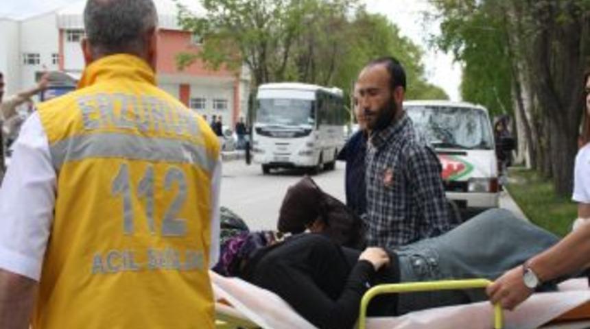 Karşıt G&ouml;r&uuml;şl&uuml; &Ouml;ğrenciler Kavga Etti: 5 Yaralı