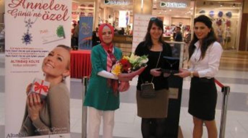 Anneler G&uuml;n&uuml; Nedeniyle En &Ccedil;ok İşlem Yaptı, Kolyeyi Kaptı