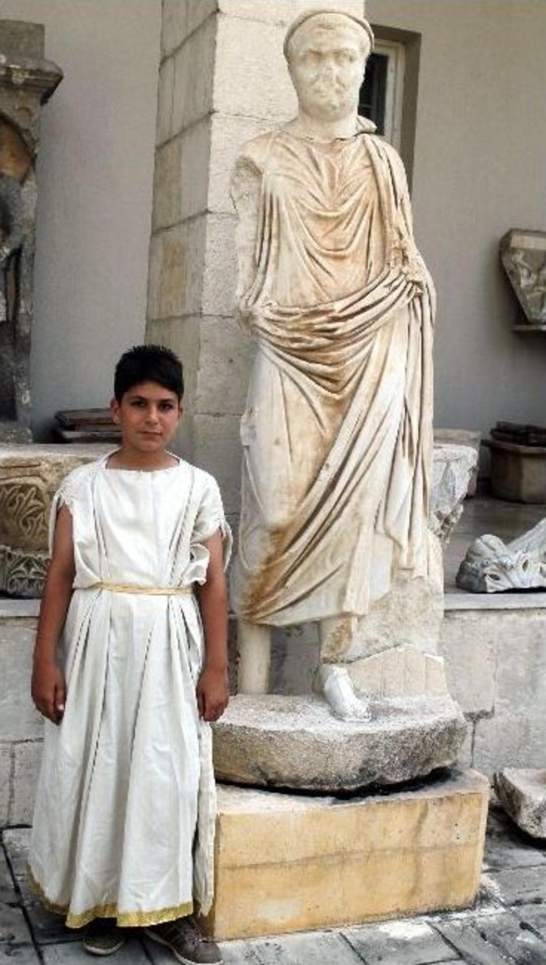 M&uuml;zedeki Heykeller Sanat&ccedil;ılar Tarafından Canlandırıldı